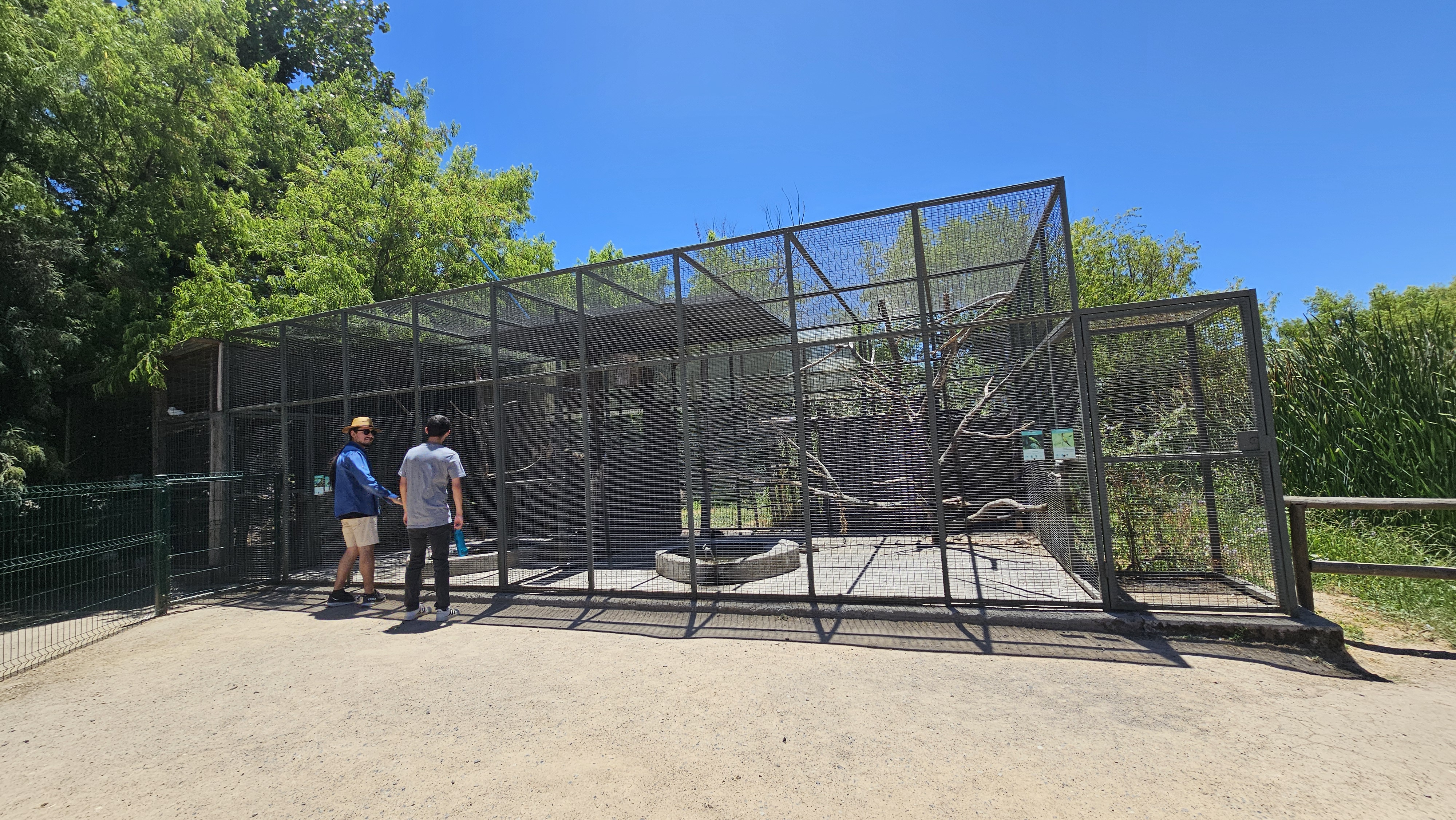 Fotografía del sector de animales, visitado por un par de turistas